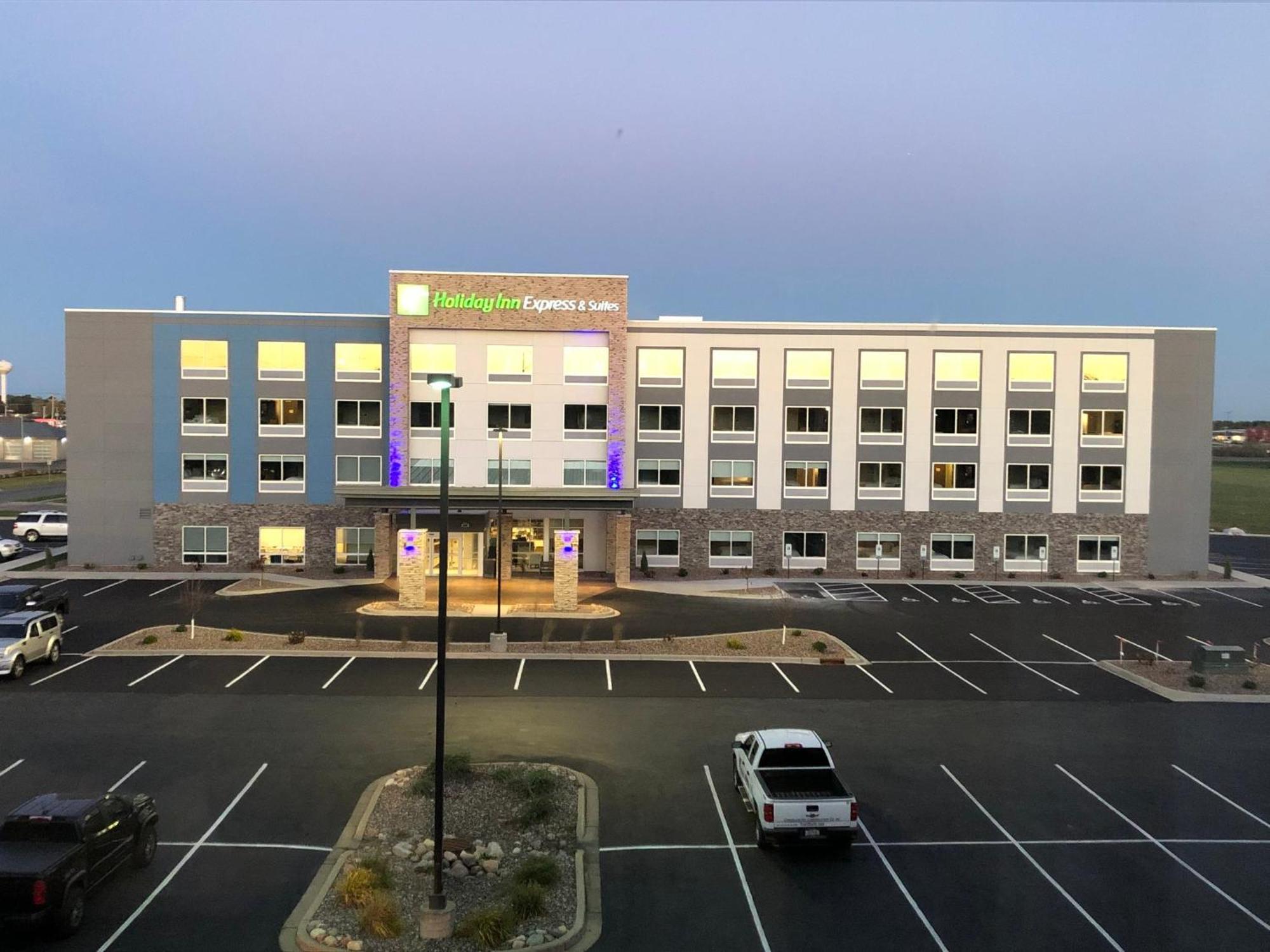Holiday Inn Express & Suites - Tomah By Ihg Buitenkant foto